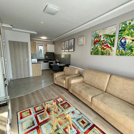 Lara Lux Apartment ハイデゥソボスロー エクステリア 写真